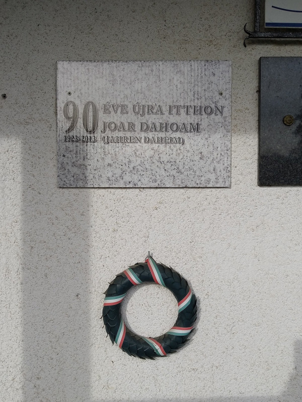 90eve-ujra-itthon-01